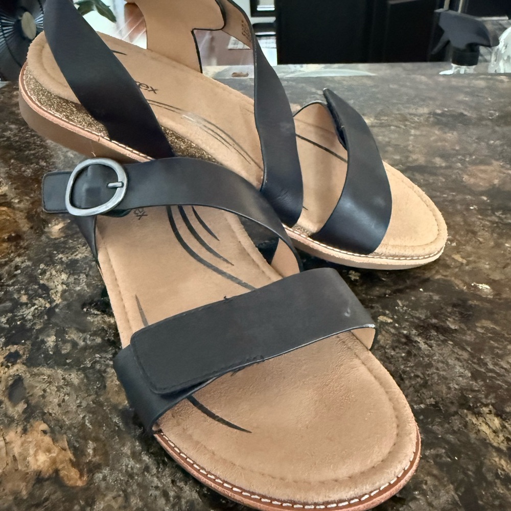 Aetrex Black and Tan Sandals